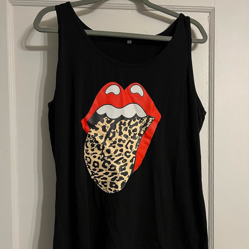 Black tank top, with leopard print and red lips